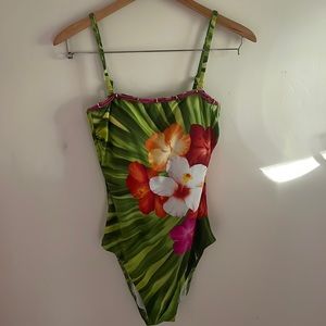 One piece swim wear
